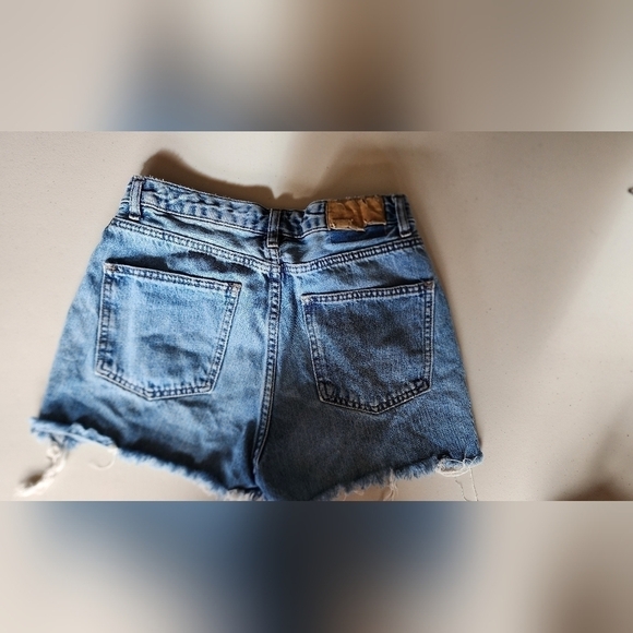 Pull & Bear Women's Denim Shorts Size 6. - Picture 2 of 7